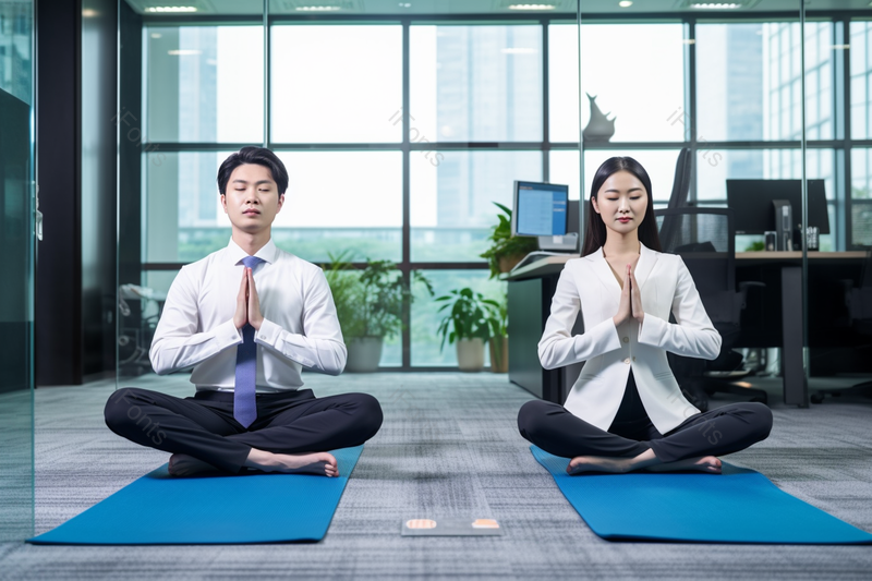 年轻男女在办公室锻炼瑜伽,高清,摄影图,摄影图片,图片大全,摄影图免费下载